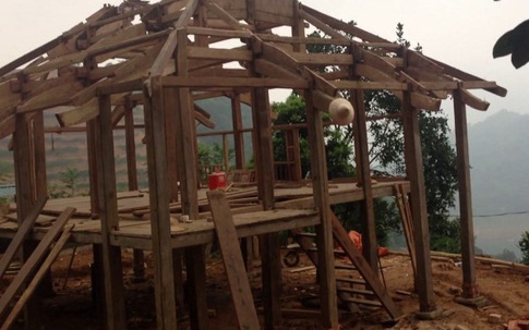Nghệ An: Sửa nhà bếp giúp em vợ, người đàn ông bị cột gỗ đè tử vong