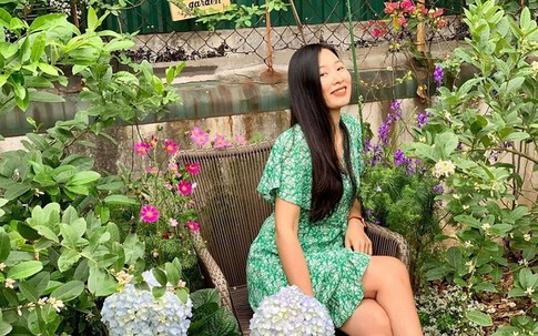 Vườn treo trên sân thượng ngập hoa trái của bà mẹ hai con ở Hà Nội