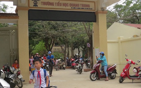 Nghệ An: Nhiều học sinh đau bụng, nôn mửa khi uống nước phát miễn phí ở cổng trường