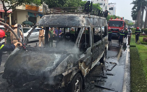 Xe chở quan tài bốc cháy giữa phố Đà Nẵng
