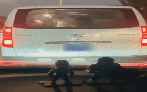 Xúc động hình ảnh nhân viên y tế cố gắng cấp cứu cho bệnh nhân ngay trên xe cứu thương đang mắc kẹt giữa đám đông tắc đường