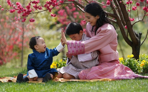 Quốc vương và Hoàng hậu Bhutan mừng con trai một tuổi