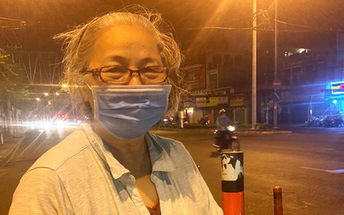 Bà cụ bán sách cũ xuyên đêm ở ngã tư Bảy Hiền tại TP.HCM