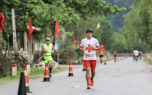 Ông Đoàn Ngọc Hải giành huy chương trong giải marathon tại Quảng Bình