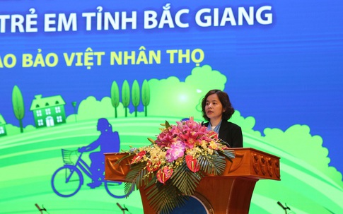 Quỹ Bảo trợ trẻ em Việt Nam và Bảo Việt Nhân thọ trao quà tặng cho trẻ em hiếu học có hoàn cảnh khó khăn tại Bắc Giang