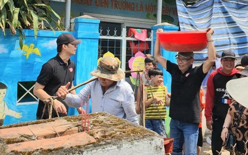 MC Lại Văn Sâm tuổi 64: Đi dép tổ ong, đội chậu muối giúp bà con vùng quê nghèo