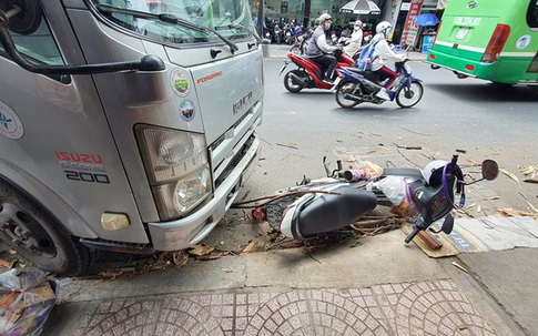 TP.HCM: Đang đứng mua bánh mì, cô gái trẻ bị xe tải lao vào tông nhập viện