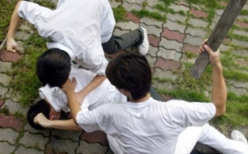 Người phụ nữ rủ 9 thanh niên đi dằn mặt tình trẻ