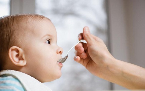 Cân đối lượng sữa và ăn dặm: Bé ăn dặm uống bao nhiêu sữa là đủ?
