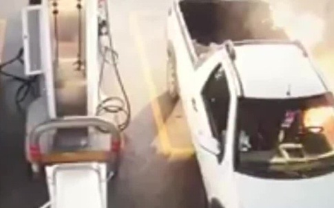Xe tải bốc cháy vì tài xế dùng điện thoại khi đổ xăng