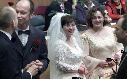 Cuộc sống hôn nhân của cặp đồng tính nữ đầu tiên trên thế giới