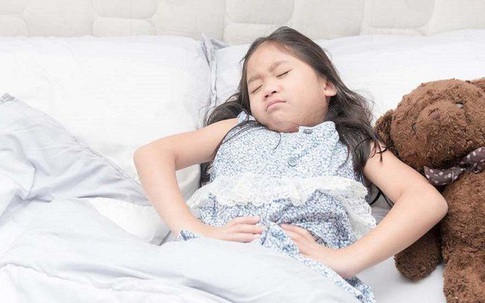 Những thói quen hàng ngày cha mẹ làm khiến con dễ viêm loét dạ dày, cần nhanh chóng loại bỏ nếu không muốn con ung thư