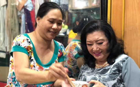 Bữa cơm đầu tiên của NSND Kim Cương và con gái nuôi sau 45 năm