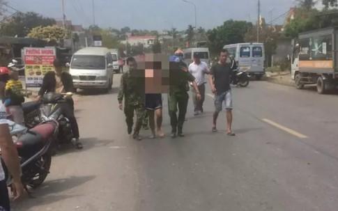 Chơi ma túy xong, thanh niên vác dao đi chém người, ôtô, xe máy