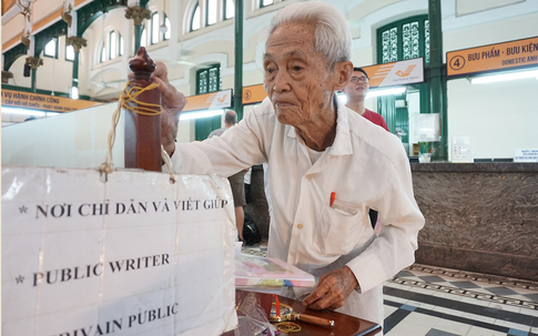 Ông cụ viết thư thuê cuối cùng ở Sài Gòn sức khỏe đã yếu, nghỉ việc vẫn lén con bắt xe buýt lên bưu điện
