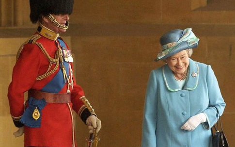 Lý do nữ hoàng Anh cười khúc khích trong bức ảnh với Hoàng thân Philip