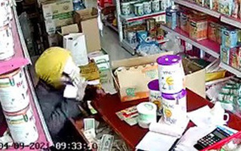 Màn dàn cảnh trộm tiền giữa ban ngày ở cửa hàng bách hóa của 2 gã đàn ông và 1 phụ nữ