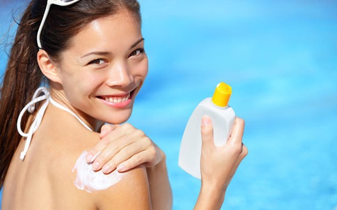 Hè gõ cửa, cẩn trọng các bệnh đe doạ nhan sắc chị em