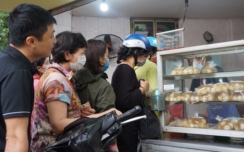 Người dân Thủ đô xếp hàng từ 5h sáng mua bánh trôi, bánh chay Tết Hàn Thực