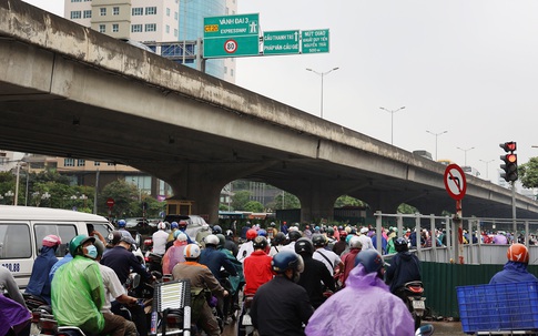 Hà Nội: Nút giao Lê Văn Lương - Tố Hữu ùn tắc kéo dài vì thi công hầm chui sai thiết kế