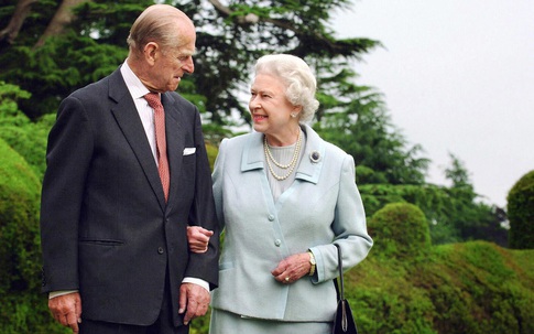 Hành động khẳng định "tôi vẫn ổn" của Nữ hoàng Anh sau khi chồng mất khiến dân chúng nể phục