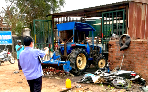 Đâm xe máy vào máy cày để trong nhà, 2 thanh niên tử vong tại chỗ