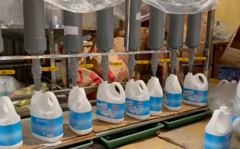 Đột kích xưởng sản xuất nước giặt giả quy mô chuyên nghiệp giữa lòng Hà Nội