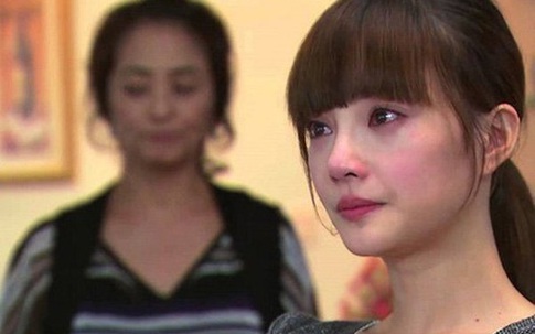 Mẹ kế chủ động đến thăm vì lâu rồi không được gặp con, trong bữa cơm chồng cứ đá vào chân tôi bực dọc nhìn xuống gầm bàn thì ứa nước mắt