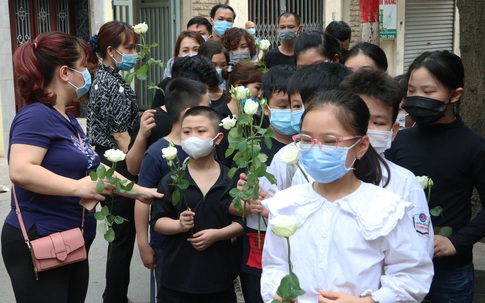 Bạn học mang hoa hồng trắng tiễn biệt bé gái 10 tuổi tử vong trong vụ cháy kinh hoàng ở Hà Nội