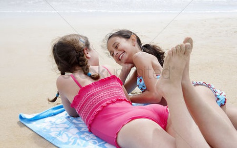 Thì thầm với con gái