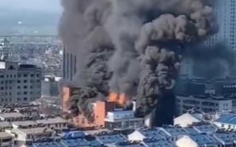 Cháy trung tâm thương mại ở Trung Quốc, 4 người thiệt mạng