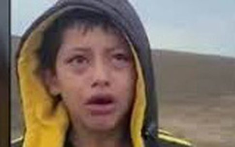 Cậu bé đi bộ cả đêm qua sa mạc sau khi bị bỏ rơi ở biên giới Mỹ