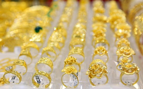 Giá vàng hôm nay 8/4: Quay đầu giảm, dân buôn lại bán tháo vàng