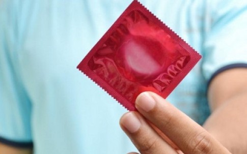 Dùng bao cao su có bị lây bệnh tình dục?