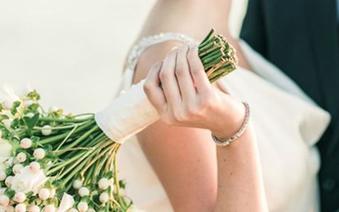 Suy sụp với cô em gái 33 tuổi, cưới chồng lần 4