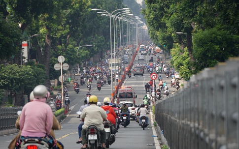 Đường phố Sài Gòn đông đúc ngày đầu nới lỏng giãn cách xã hội