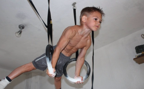“Cậu bé khoẻ nhất hành tinh” gây bão khắp thế giới với cơ bắp 6 múi cuồn cuộn giờ ra sao?
