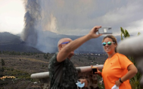 Du khách thích thú chiêm ngưỡng núi lửa phun trào ở Tây Ban Nha, người dân xót xa vì mất nhà