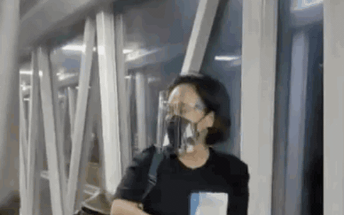 3 việc Việt Hương làm gây xúc động mạnh trên chuyến bay đưa tro cốt Phi Nhung từ Việt Nam về Mỹ đoàn tụ gia đình