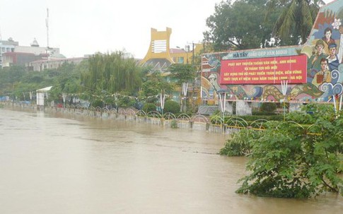 Nước sông, hồ tại Hà Nội đang dâng cao gây ngập úng tại một số khu vực