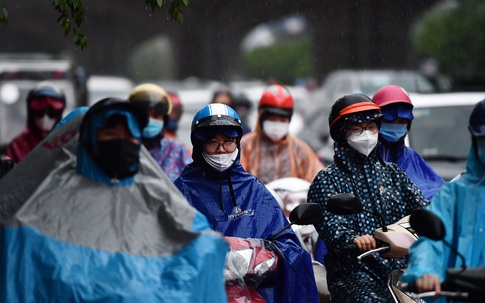 Đường phố Hà Nội kẹt cứng trong trận mưa sáng đầu tuần