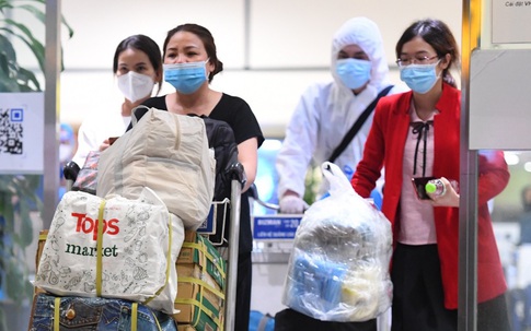 Hành khách vui mừng, hủy đặt phòng cách ly sau chuyến bay TPHCM về Hà Nội