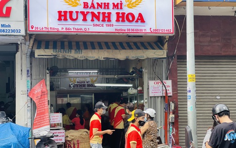 Tiệm bánh mì đắt nhất Sài Gòn đông khách ngày trở lại