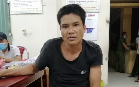 Người đàn ông mặc váy, đột nhập nhà vệ sinh cướp vàng của nữ giáo viên