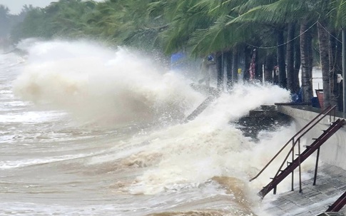 Thanh Hóa: Mưa lớn, những con sóng cao hơn 4m liên tiếp dội vào bờ