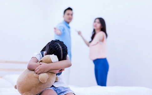 Một lần đưa con trai đi chơi công viên vô tình phát hiện được bí mật động trời của vợ từ người lạ