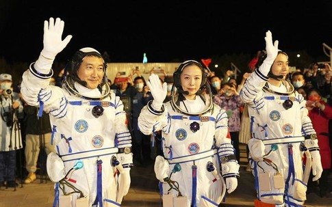 Trung Quốc đưa nữ phi hành gia đầu tiên lên xây trạm vũ trụ
