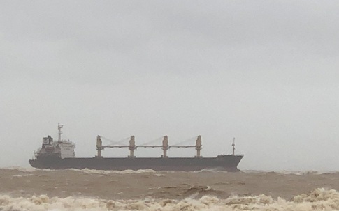 Tàu hàng cùng 20 thuyền viên mắc cạn trên vùng biển Quảng Trị