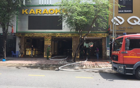 TP.HCM: Quán karaoke cao tầng bốc cháy nghi ngút, cảnh sát dùng xe thang dập lửa