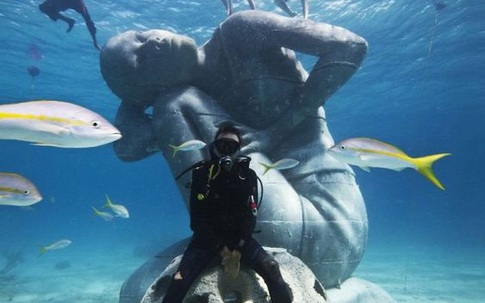 Ghé thăm tác phẩm điêu khắc "siêu thực" - Ocean Atlas, bức tượng khổng lồ giữa lòng đại dương